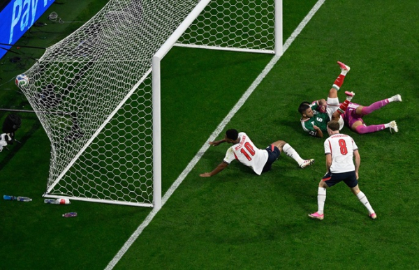 10-man England beat Mexico 3-2 to enter quarterfinals 10-man England beat Mexico 3-2 to enter quarterfinals